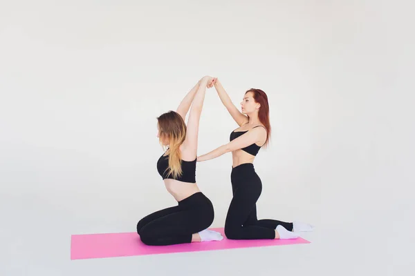 Ejercicio de espalda en el gimnasio con entrenador personal . — Foto de Stock