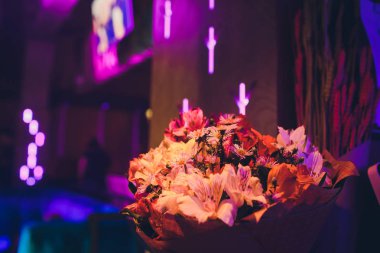 düğün günü masaya güzel çiçek.