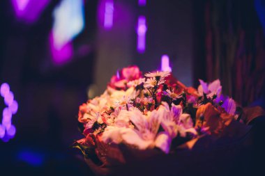 düğün günü masaya güzel çiçek.