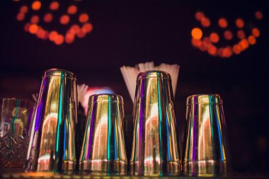 Bar aksesuarları kokteyl malzemelerle bar, sayaç.