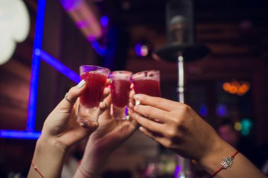 Kırpılmış görüntü çekim uçan renkler karşı sahip eller.