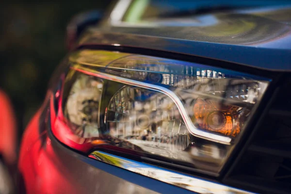 Scheinwerfer und Motorhaube eines schwarzen Sportwagens. — Stockfoto