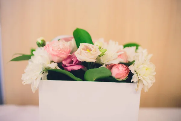 Táblázat az esküvő napján a gyönyörű virágok. — Stock Fotó