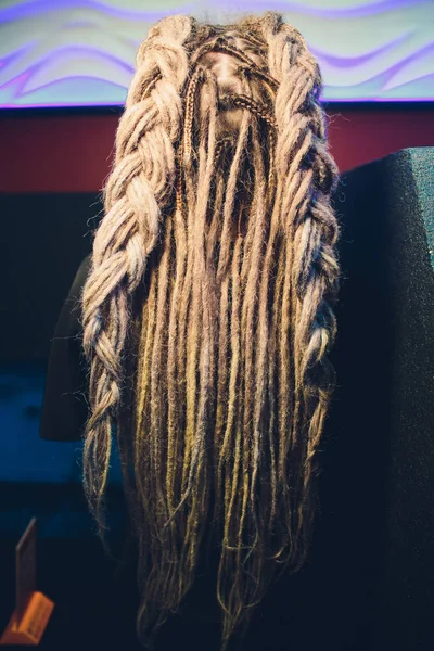 Багато штрафу африканських косами красиво стилізовані в зачіску. — стокове фото