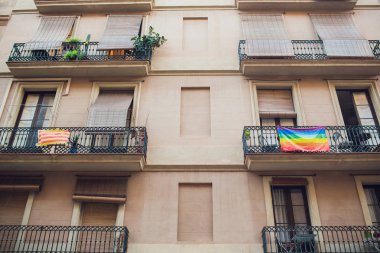 Madrid Chueca ilçesinde bir evin balkonlarında Gökkuşağı bayrakları, İspanya.