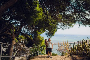 Sokakta yürüyen adam ve kadın.