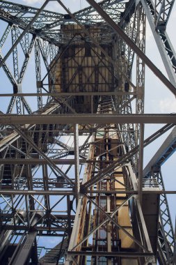 Füniküler mekanizması ile dağlarda bir dönen tekerlek