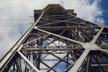 Füniküler mekanizması ile dağlarda bir dönen tekerlek