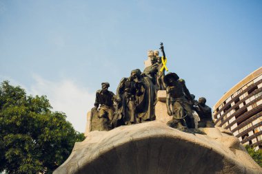 Barselona, İspanya - 16 Ağustos: 16 Ağustos 2018'de Barselona, İspanya'daki Tetuan Meydanı. 1904 ve 1910 yılları arasında inşa edilen Bartomeu Robert anıtı, Gaudi tarzında bir Katalan modernist sanatıdır.