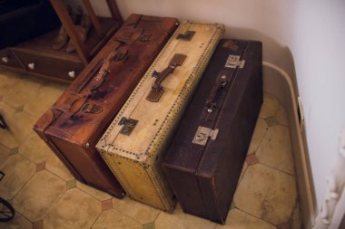 Üç eski bavul farklı boyutu, vintage seyahat konsepti ile yığılmış. Diy şık retro ev deco. Yumuşak paspas renkleri. Seçici odak. Dikey biçim.