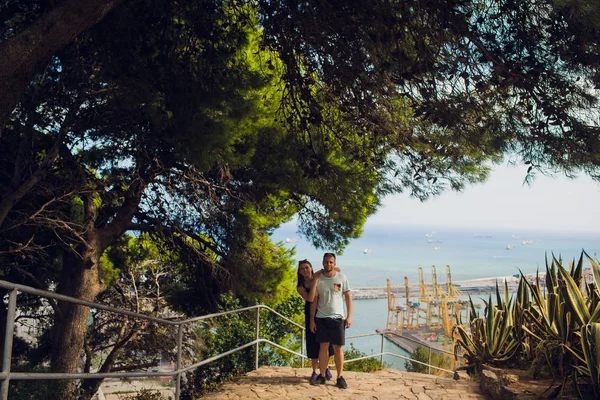 Sokakta yürüyen adam ve kadın.