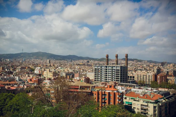 Z dálky pohled na barcelonské město. Španělsko. — Stock fotografie