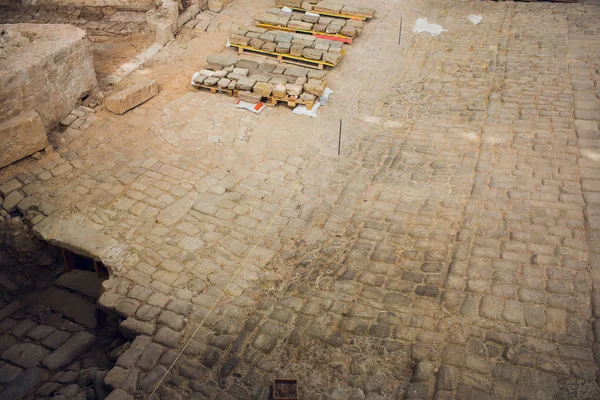 Háttere az ősi téglafal. Textúra a régi amfiteátrum kő. Textúra egy ősi téglafal készült homokkő. — Stock Fotó