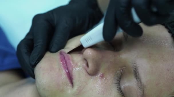 Men s cosmetology. Young male receiving facial procedures at beauty clinic. Peeling skin. — Stock Video