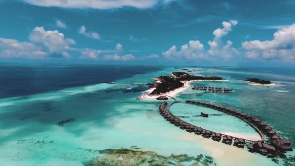 Over water bungalows with steps into amazing green lagoon. — Stock Video