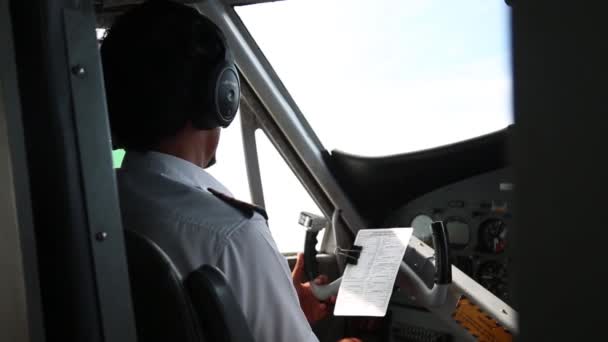 Malediven, Malediven - 12 05 2018: kaukasische erfahrene Piloten im Cockpit oder auf dem Flugdeck moderner Flugzeuge führen Vorflugverfahren durch, um vor dem Hintergrund anderer Flugzeuge startbereit zu sein und — Stockvideo