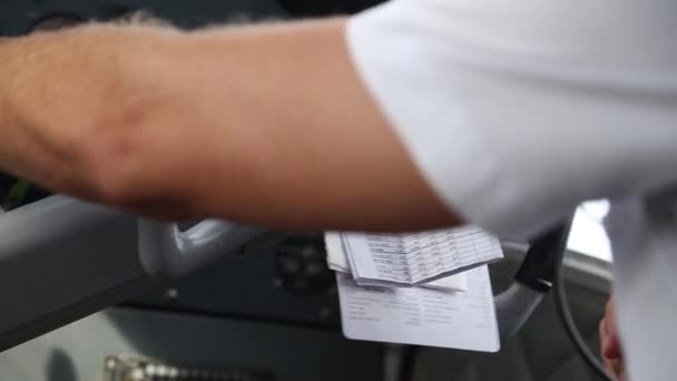 Maldivas, Maldivas - 12 05 2018: aviadores caucásicos expertos en la cabina o la cubierta de vuelo de aviones modernos realizan el procedimiento previo al vuelo para estar listos para la salida en el fondo de otros aviones y — Vídeo de stock