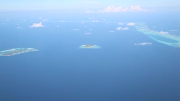 Luchtfoto vanuit het vliegtuig venster op Maldivische eilanden, niemand. — Stockvideo