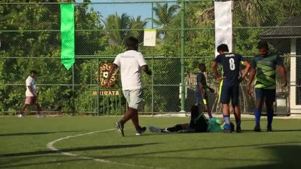 Maldive, Maldive - 12 05 2018: Un calcio pericoloso sulla palla, flip pass, campionato di calcio, partita di calcio amatoriale, fair play . — Video Stock