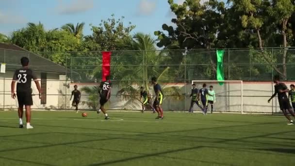 Maledivy, Maledivy-12 05 2018: nebezpečný kopanec na ples, překlápět, fotbalové mistrovství, amatérská fotbalová hra, Fair Play. — Stock video