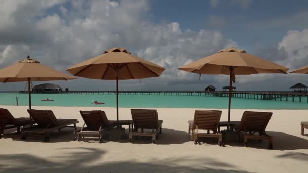 Kajakozás a tiszta víz partjainál a Maldív-szigeteken. — Stock videók