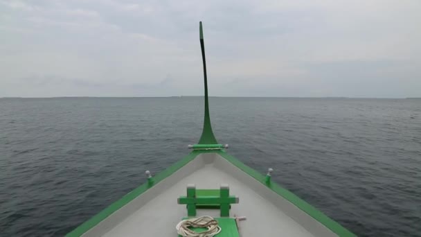 El barco navega en el mar. Vista frontal sobre el fondo del cielo . — Vídeos de Stock