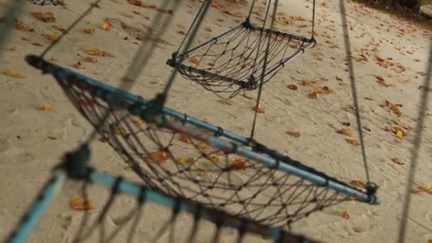 Rede vazia entre palmeiras na praia de areia. — Vídeo de Stock