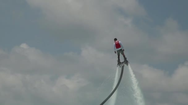 Maledivy, Maledivy-12 05 2018: silueta jezdce na moři. — Stock video