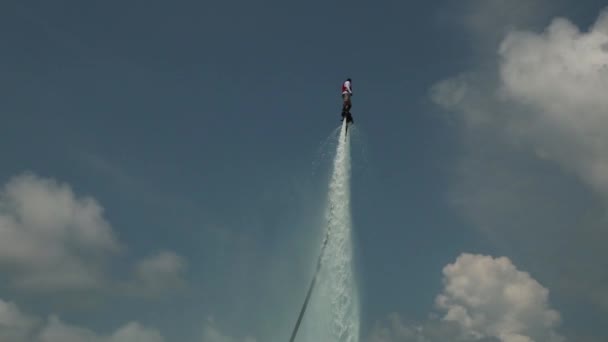 Maldivas, Maldivas - 12 05 2018: Silueta de un piloto de fly board en el mar . — Vídeo de stock