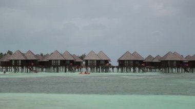 su bungalovlar şaşırtıcı içine adımlar ile yeşil lagün üzerinde.