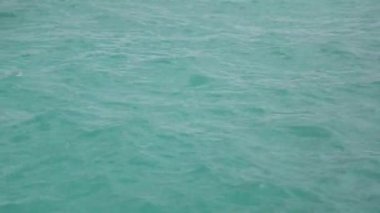 Soyut su arka planı. Yavaş hareket döngü temiz su dalgalanmaları ve dalga, Güneş ışığı üst görünüm doku Kırılması, güneş parlaklık su.