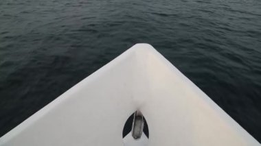 Gemi denize yelken. Gökyüzü arka plan üzerinde önden görünüm.