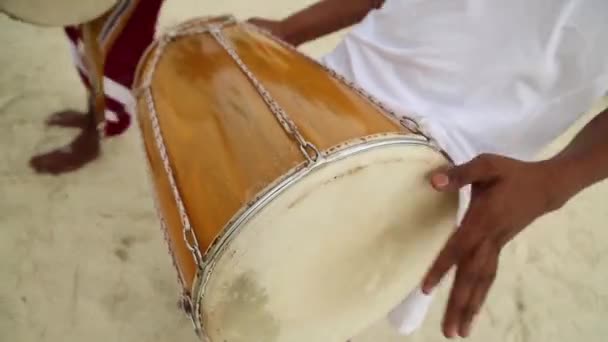 Maracas e tambor étnico. Tambores bongo decorativos . — Vídeo de Stock