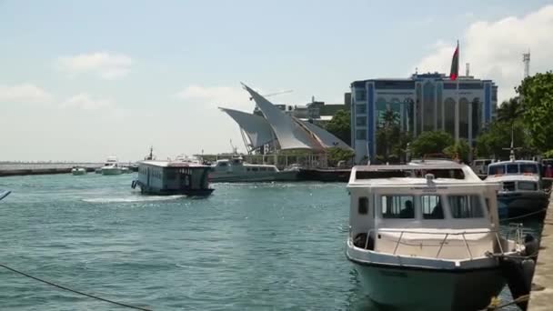 Malediven, Malediven-12 05 2018: weinig. Witte. glasvezel motorjacht met gepolijst. roestvrijstalen leuningen. gebonden aan een houten dok in de Malediven. — Stockvideo