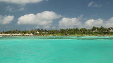 su bungalovlar şaşırtıcı içine adımlar ile yeşil lagün üzerinde.