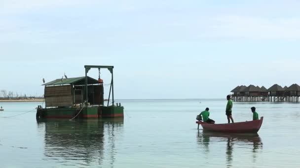 Maldives, Malediven-12 05 2018: tropisch paradijs op de Malediven-zeilboot Bobs zachtjes in de wind verankerd net buiten de kust met de eilanden wit zand in de verte als palmbomen zachtjes zwaaien. — Stockvideo