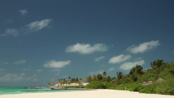 Über Wasserbungalows mit Stufen in die grüne Lagune. — Stockvideo