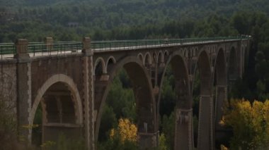 San Jordi Köprüsü, Art Deco tarzı, Alcoy şehirdeki en ünlü köprü biri. Şehrin köprüleri 