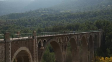 San Jordi Köprüsü, Art Deco tarzı, Alcoy şehirdeki en ünlü köprü biri. Şehrin köprüleri 