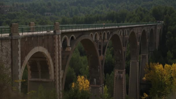 San Jordi мосту стилі ар-деко, один з найбільш відомих міст у місті Alcoy. Місто відоме як "місто Мости". Аліканте, Іспанія. — стокове відео