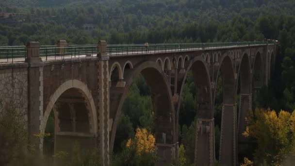 San Jordi most, w stylu Art Deco, jeden z najsłynniejszych most w Alcoy miasta. Miasto jest znane jako "miasto mostów". Prowincja Alicante, Hiszpania. — Wideo stockowe