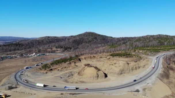 Pouštní cesta-letecký obraz dopravního provozu, který se nachází nahoře a dole na serpentinské horské silnici. — Stock video