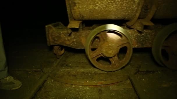 Grubenwagen beladen mit Salzblöcken im Salzbergwerk. — Stockvideo