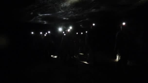 Ufa, russland - 1. august 2018: gruppe von touristen besucht salzbergwerk. — Stockvideo