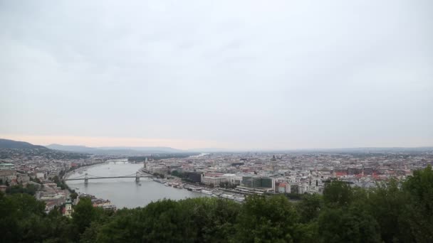 Vista de la ciudad de Budapest desde el paisaje . — Vídeos de Stock