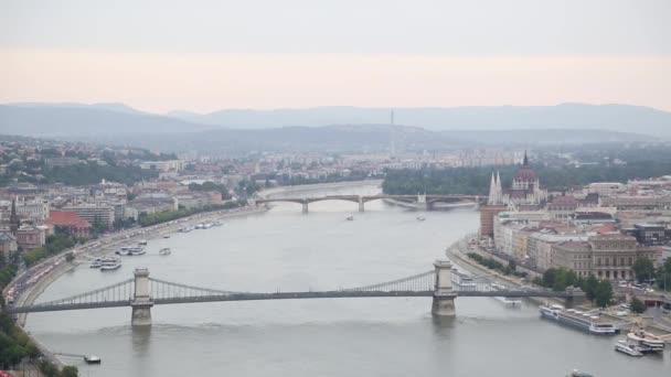 Utsikt över Budapest stad från ovan liggande. — Stockvideo