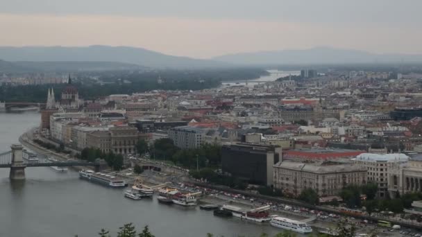 Θέα της πόλης της Βουδαπέστης από πάνω από το τοπίο. — Αρχείο Βίντεο