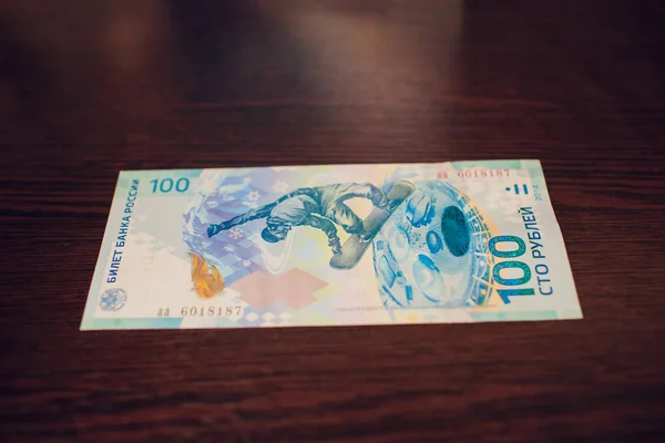 Billete de 100 rublos rusos hecho especialmente para los Juegos Olímpicos de Invierno en Sochi 2014 . —  Fotos de Stock
