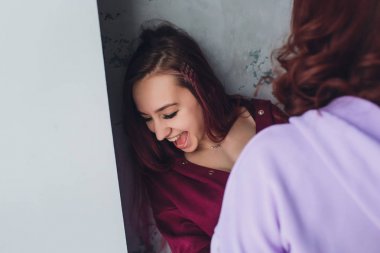 Lgbt lezbiyen kadınlar çift anları mutluluk. Lezbiyen kadınlar birlikte açık havada kavramı çift. Lezbiyen çift birlikte ilişki aşık aşık kucakladı.