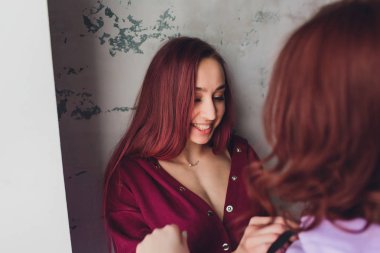 Lgbt lezbiyen kadınlar çift anları mutluluk. Lezbiyen kadınlar birlikte açık havada kavramı çift. Lezbiyen çift birlikte ilişki aşık aşık kucakladı.